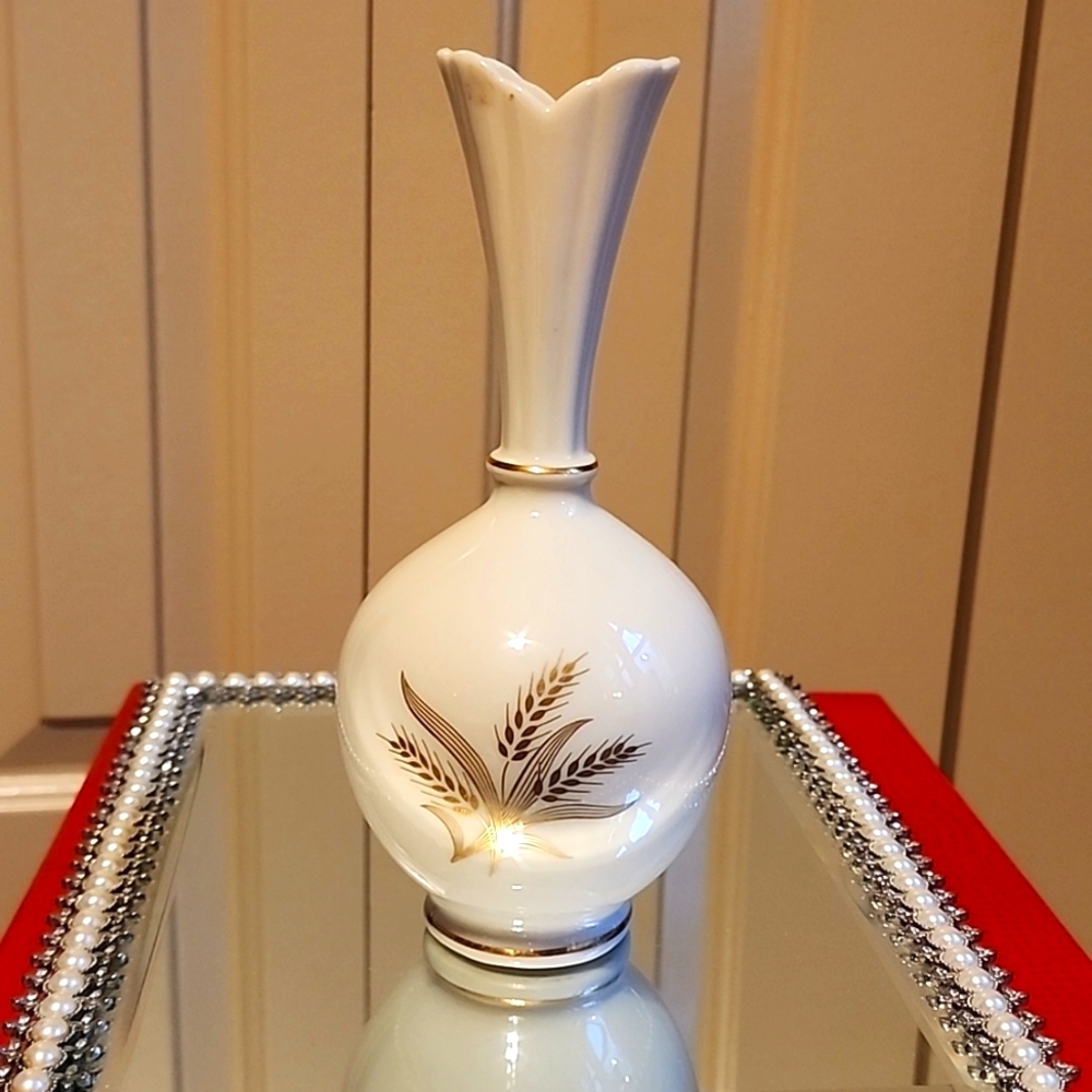 Lenox accents bud vase!